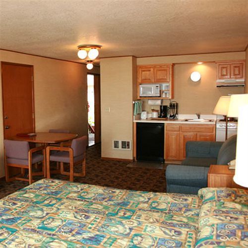 Tradewinds Motel Рокуэй-Бич Номер фото